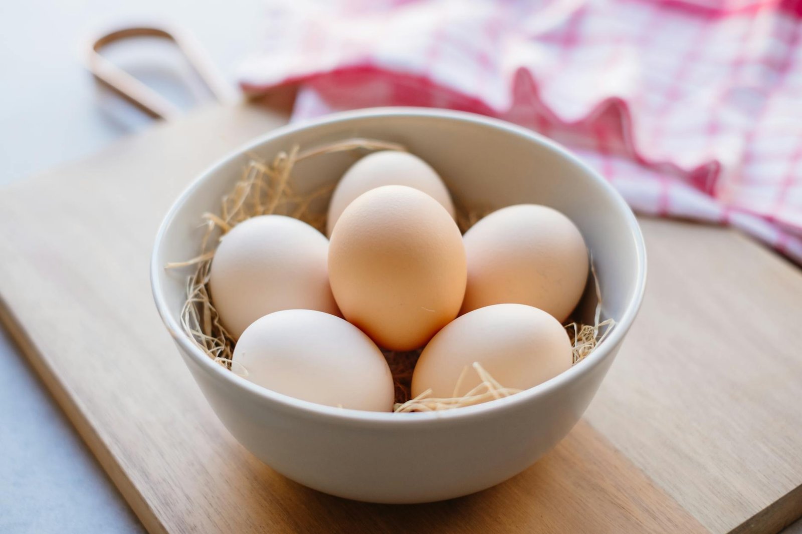 white eggs in white ceramic bowl
